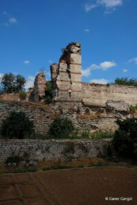 Kara Surları, Ana Sur, T18