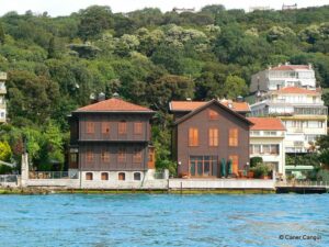 Sağdaki Arapzadeler Yalısı