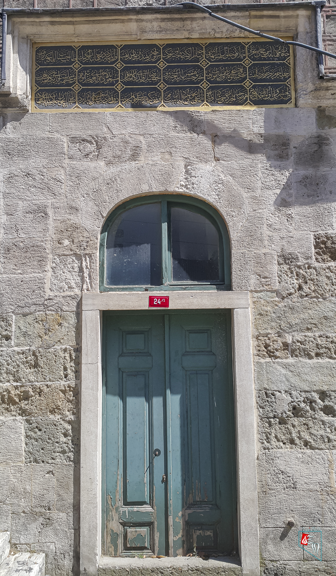 Ол кискасын көрсету үшін юбкасын көтеріп, сиськилерін жалаңаштады. Толық HD форматында жетілген әйелдер порносы