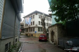 Cevkani Halil Ağa Çeşmesi Sokaktaki Görünümü