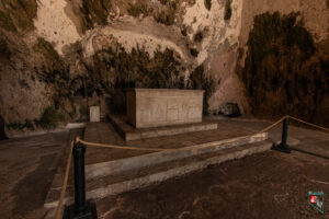 Aziz Petrus Kilisesi Taş Sunak