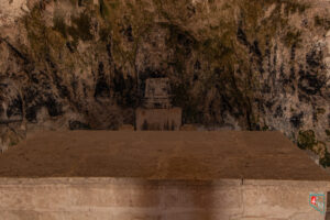 Aziz Petrus Kilisesi Taş Sunak ve Kürsü