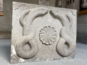 Tevfik Elkovan tarafından hazırlanmış çift yılan kabartması rekonstrüksiyonu