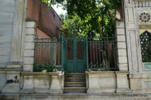 İzzet Efendi Türbesi