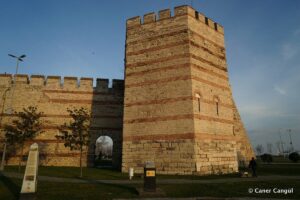 Kara Surları, Ana Sur, T1