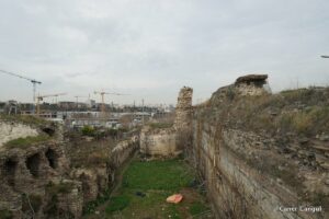 Kara Surları, Ana Sur, T13