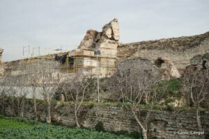 Kara Surları, Ana Sur, T16