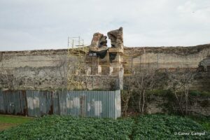 Kara Surları, Ana Sur, T16