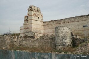 Kara Surları, Ana Sur, T18