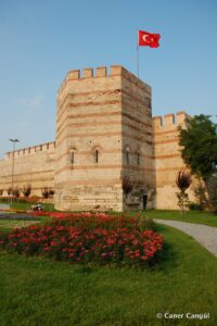 Kara Surları, Ana Sur, T1