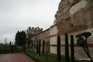 Kara Surları, Ana Sur, T64