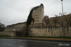 Kara Surları, Ana Sur, T71