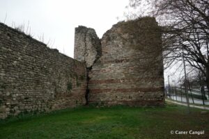 Kara Surları, Ana Sur, T75