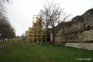 Kara Surları, Ana Sur, T76