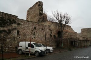 Kara Surları, Ana Sur, T95