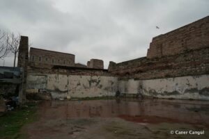 Kara Surları, Ana Sur, T98