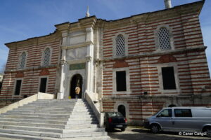Laleli Camii Avlu Girişi