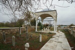 Maksut Baba Türbesi ve Saraçhane Mezarlığı