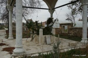 Maksut Baba Türbesi ve Saraçhane Mezarlığı