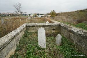 Maksut Baba Türbesi ve Saraçhane Mezarlığı