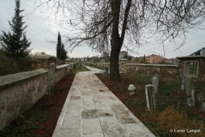 Maksut Baba Türbesi ve Saraçhane Mezarlığı