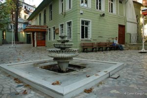 Hadika, camiin duvarında yazılı olan ve H.880/M.1475-1476 tarihini taşıyan bir kitabeden söz etmektedir1. Fakat bu kitabe bugün yoktur. Şu halde cami 1475-1476 yıllarında yapılmıştır. Ancak daha sonra tamamen yıkılan Nişancı Mehmet Paşa Camii'nin yerine üç dilimli sivri pencereli, çatılı ve basit bir bina yapılmıştır.
