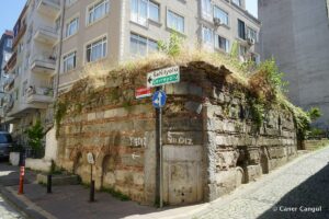 Taş Basamak Sokaktaki Çeşme