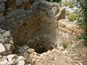 Tokmar Kalesi - Muhtemelen definecilerin kazısı