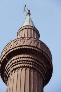 Ahi Tura Camii minaresi