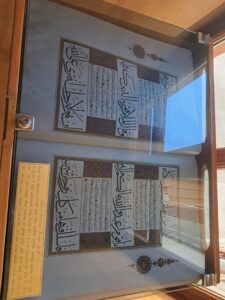 Şeyh İzzettin Camii'nde koruma altına alınmış bir kitap