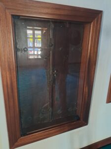 Şeyh İzzettin Camii'de koruma altına alınmış orijinal pencere kanadı detayı