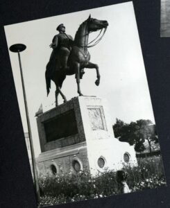 Bir Ailenin Seyahat Fotoğraflarında Etnoğrafya Müzesi Atatürk Anıtı