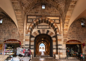 Payas Sokullu Mehmet Paşa Külliyesi Kervansarayı Taç Kapısı ve Külliye Kitabesi