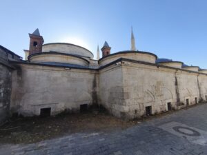 Arka cepheden medrese