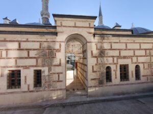 Arka cepheden giriş 