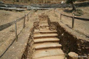 Toprak altında bulunan Euromos Antik Tiyatrosu oturma sıraları