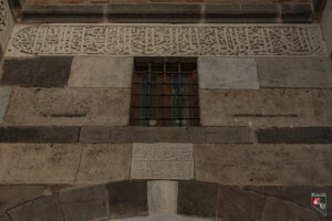 Manisa Ulu Cami Medresesi Taç Kapısı İnşa Kitabesi ve Orta Kitabe