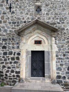 Hagios Mikhael Kilisesi Girişi