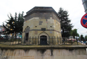 Emir Mehmet Türbesi, Ortahisar