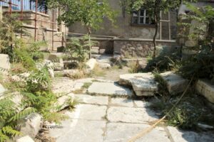 Ahi Şerafettin Türbesi bahçesi