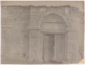 1884 yılında John Henry Haynes tarafından Altınekin (Konya) yakınlarında çekilmiş, bir hana ait siyah-beyaz arkeolojik fotoğraf.