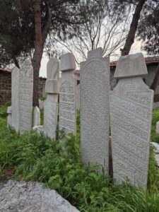 Bahçesindeki hazireden bir detay.