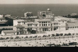 Sol yanda, İzmir Atatürk Lisesi Müzesi, sol arkada kubbeli yapı, Aziz Yuhanna Katedrali, sağ arkada kubbeli yapı, İtalyan Kız Okulu. 