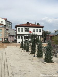 Akaylar Konağı Gök Medreseden görünümü