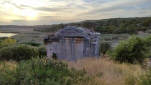 Patara Tapınak Mezar