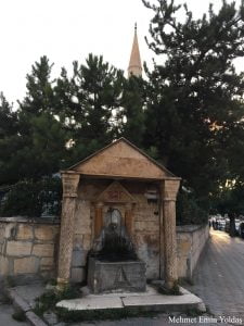 Örtmeli Camii minaresi ve bahçesi