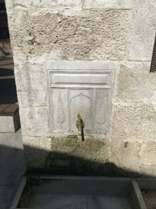 Çınarlı Mescit Çeşmesi Ayna taşı