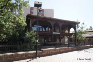 Sarıkadı Camii