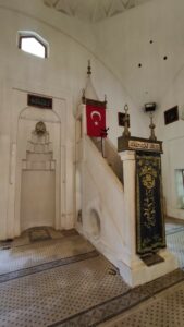İlyas Bey Camii, Leyne