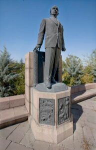 İsmet İnönü Heykeli, Ziraat